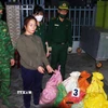 Lực lượng biên phòng Khánh Hòa phát hiện và bắt, thu giữ người và tang vật Chuyên án A2-225p. (Ảnh: TTXVN phát)